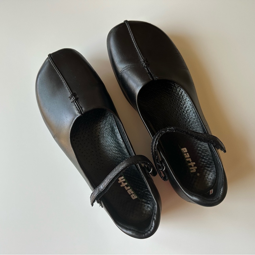 Earth Solar Black Leather Mary Jane Style Shoes